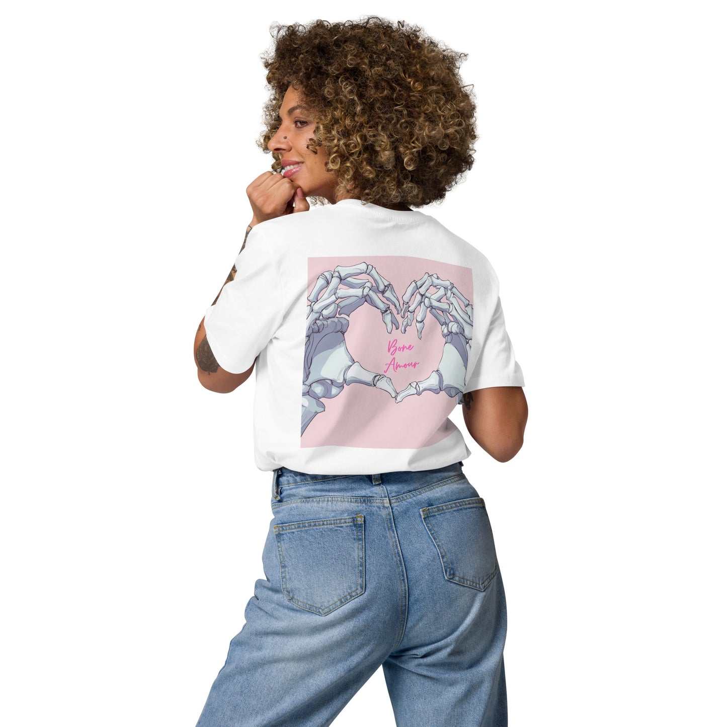 Unisex-T-Shirt mit Hez und auf der Rückseite Skelett-Handmotiv und Schriftzug 'Bone Amour' – perfekt für angehende Orthopäden und Mediziner
