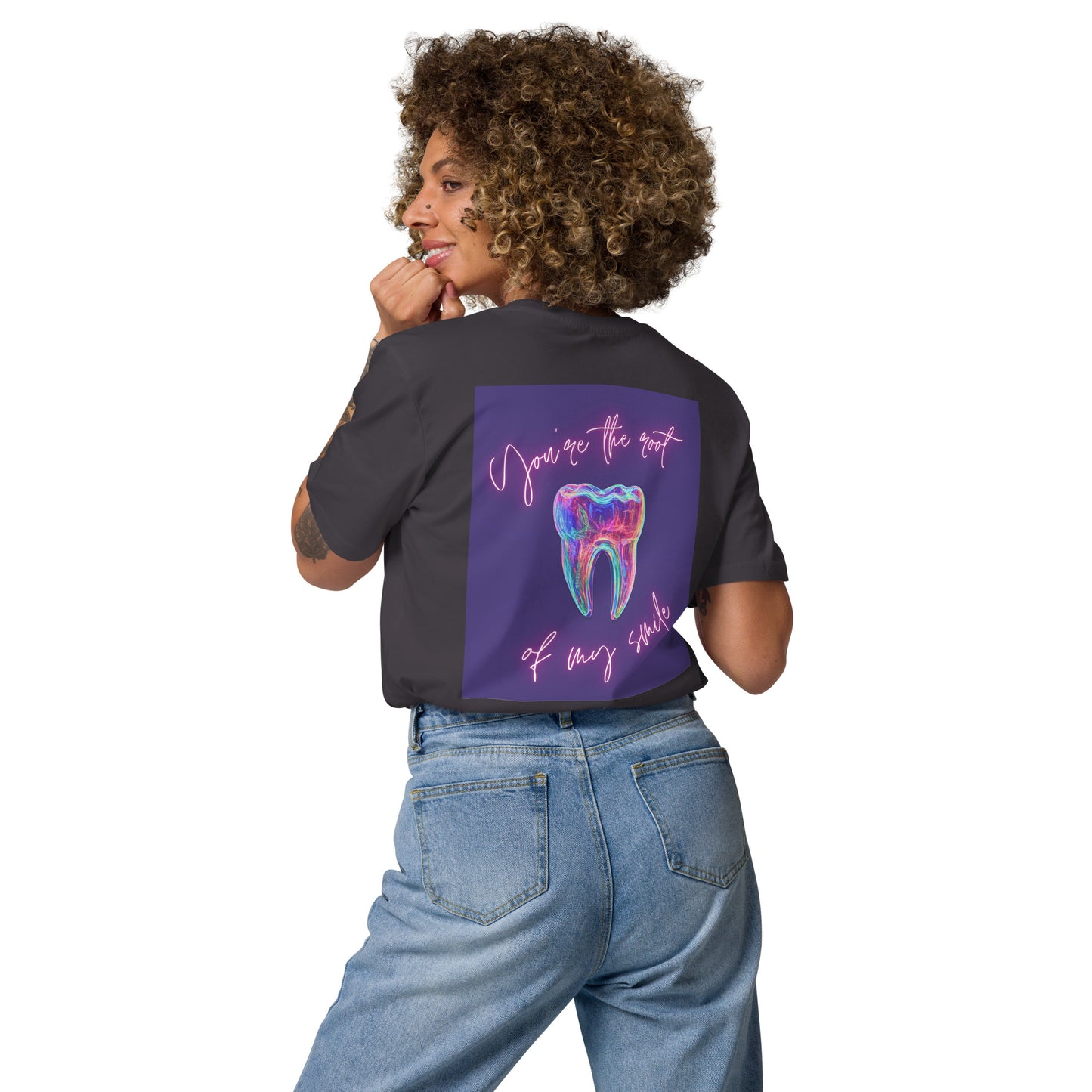 Unisex-T-Shirt aus Bio-Baumwolle mit Zahn-Icon und Spruch 'You're the root of my smile' – ideal für Zahnmediziner, Dentalfans und Mediziner.