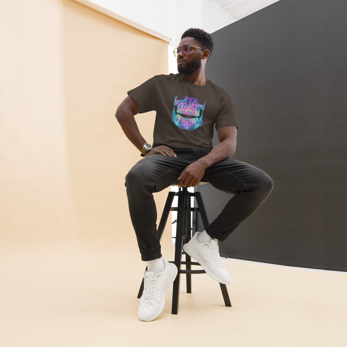 Braunes T-Shirt für Zahnmedizinstudenten mit kreativem Zahn-Design, modern und vielseitig tragbar.