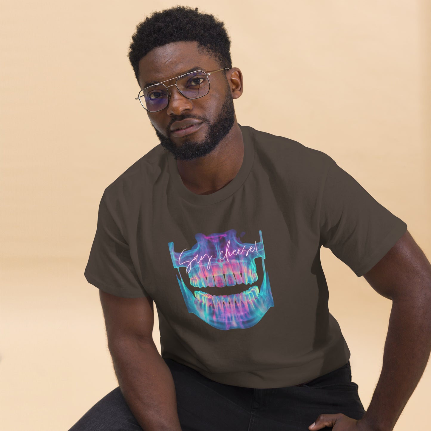 Braunes T-Shirt für Zahnmedizinstudenten mit kreativem Zahn-Design, modern und vielseitig tragbar.