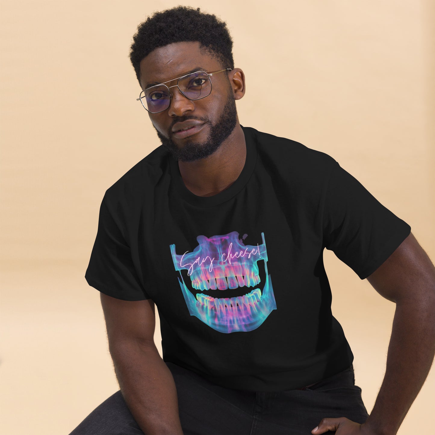 Schwarzes T-Shirt für Zahnärzte und Zahnmedizinstudenten mit leuchtendem Zahnmedizin-Design, ideal für Alltag und Freizeit.
