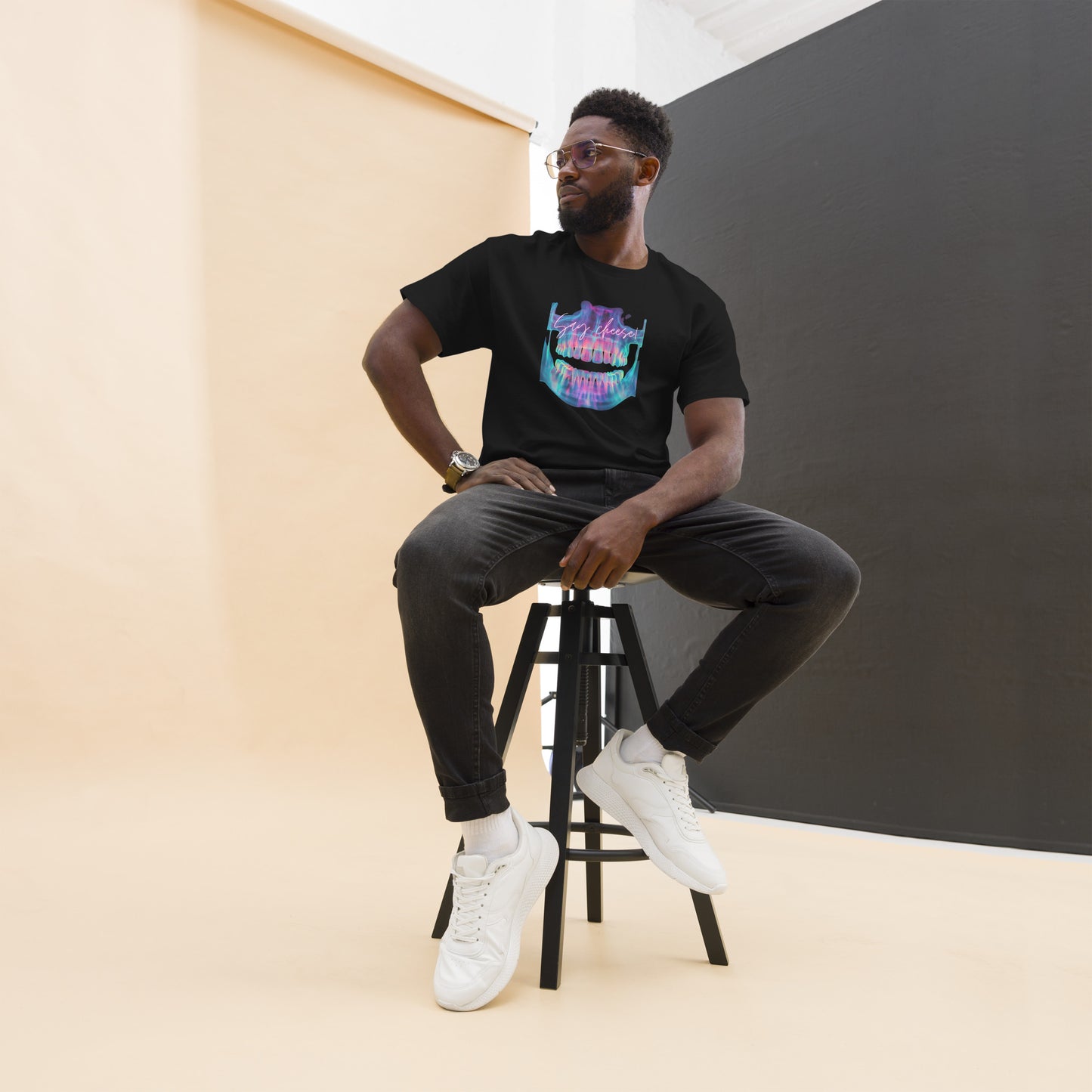Schwarzes T-Shirt für Zahnärzte und Zahnmedizinstudenten mit leuchtendem Zahnmedizin-Design, ideal für Alltag und Freizeit.