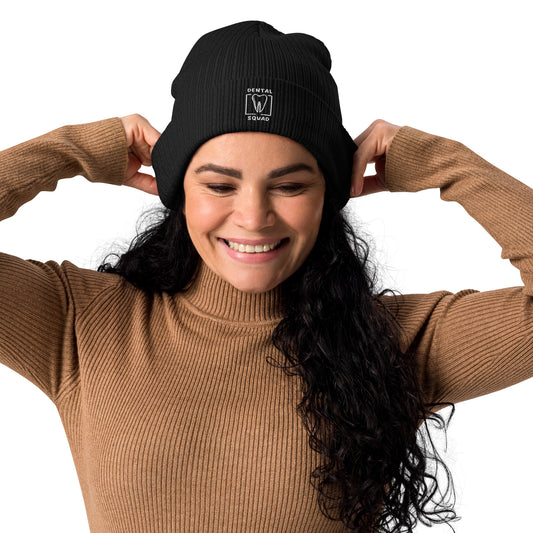 Schwarze gerippte Mütze aus Bio-Baumwolle mit gesticktem 'Dental Squad'-Logo – ideal für Zahnmediziner