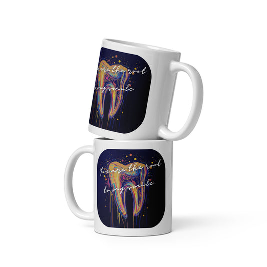 Tasse mit abstraktem Zahnmotiv und Spruch 'You're the Root of My Smile' – ideal für Zahnmediziner, Studenten und als Geschenk.