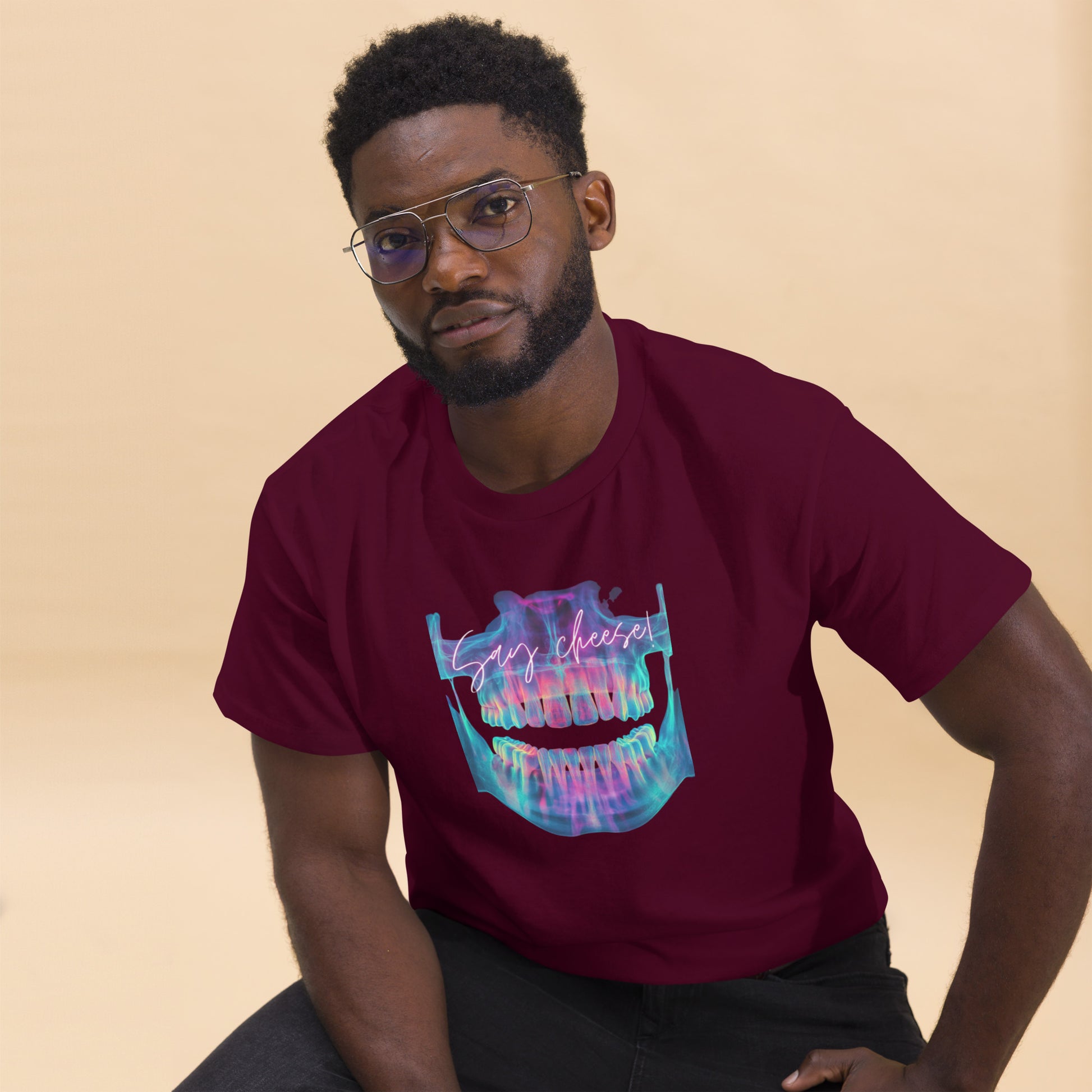 Bordeauxfarbenes T-Shirt für Zahnärzte und Zahnmedizinstudenten mit kreativem Zahn-OPG-Design.